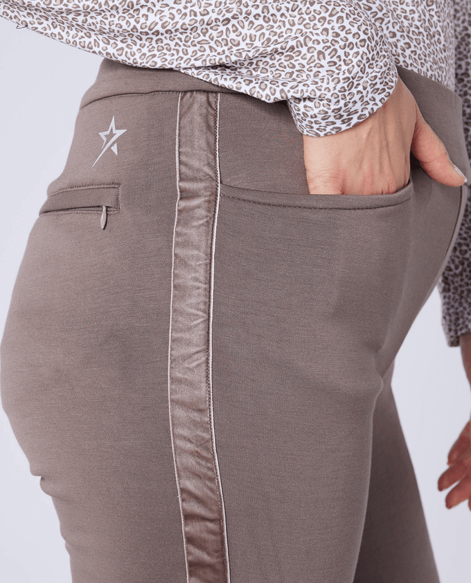 SWING OUT SISTER Amber Pull On Winter Trouser Short 29'' Walnut Whip
